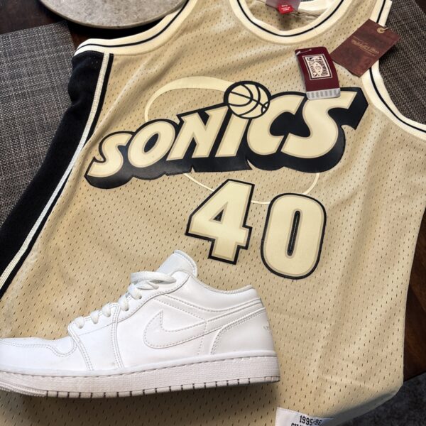 Mitchell & Ness Shawn Kemp 1995-96 Seattle SuperSonics Jersey Size M